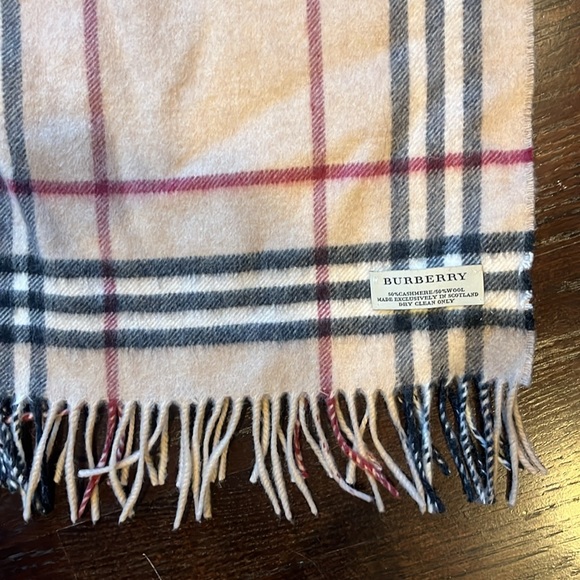 Burberry scarf - Picture 2 of 3